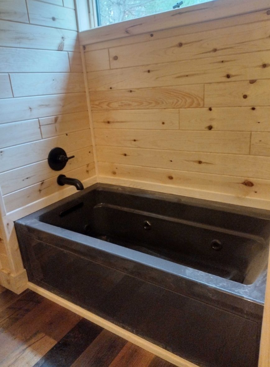 Soaking tub