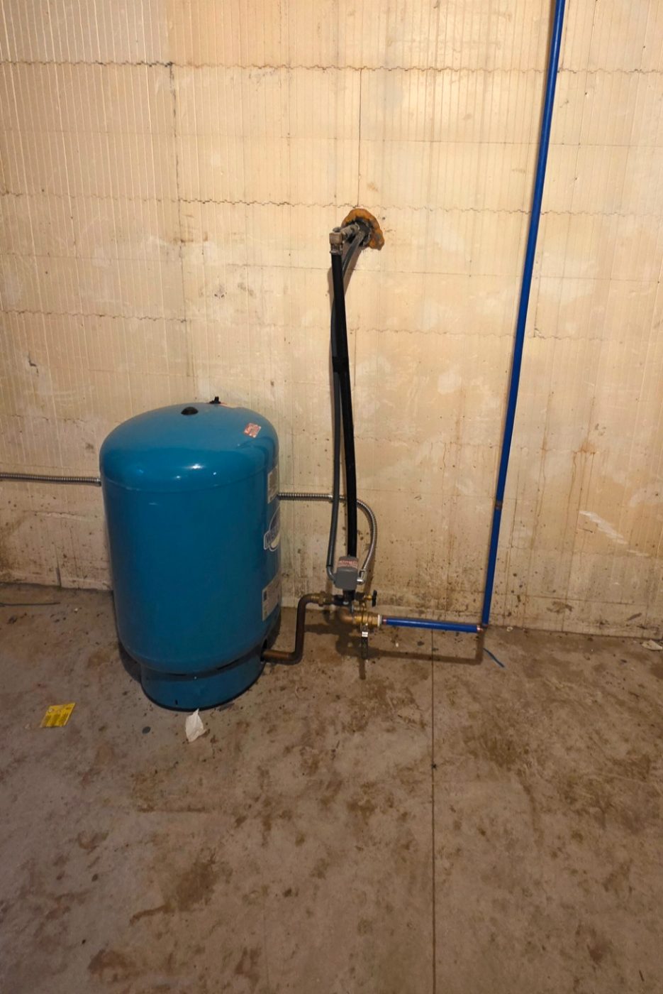 Well pressure tank